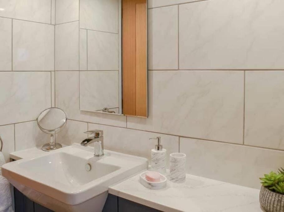 Cremlyn Apartment *